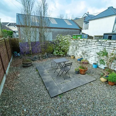 Stylish, Spacious 3 Bedroom Townhouse *