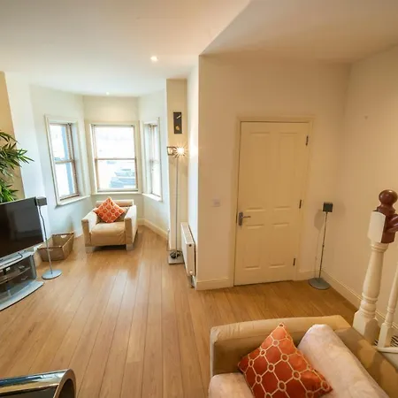 Stylish, Spacious 3 Bedroom Townhouse