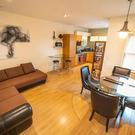 Stylish, Spacious 3 Bedroom Townhouse 펜션 *