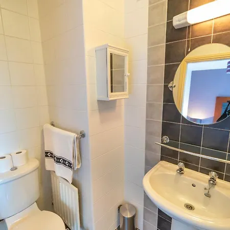 Stylish, Spacious 3 Bedroom Townhouse 펜션 *