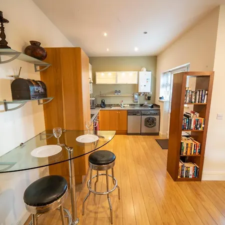 Stylish, Spacious 3 Bedroom Townhouse 펜션 골웨이