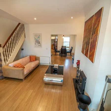 Stylish, Spacious 3 Bedroom Townhouse