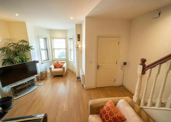 Stylish, Spacious 3 Bedroom Townhouse