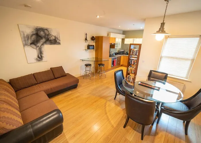 Stylish, Spacious 3 Bedroom Townhouse 度假居 *