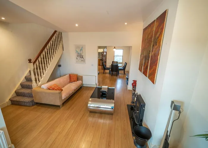 Stylish, Spacious 3 Bedroom Townhouse