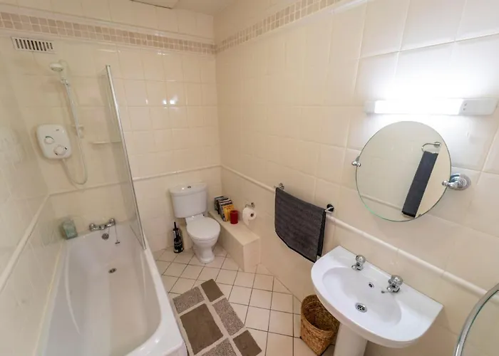 Stylish, Spacious 3 Bedroom Townhouse